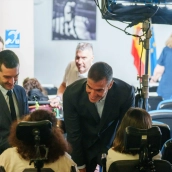 El presidente del Gobierno, Pedro Sánchez, y el ministro de Consumo, Pablo Bustinduy, durante un encuentro sobre políticas de apoyo a la discapacidad y la dependencia. Matias Chiofalo / Europa Press