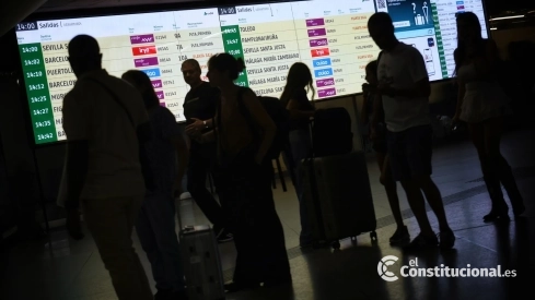 EuropaPress 6932959 varias personas observan pantallas informativas estacion madrid puerta