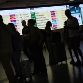 EuropaPress 6932959 varias personas observan pantallas informativas estacion madrid puerta