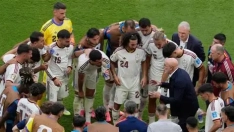 Los jugadores de la selección española escuchando las indicaciones de su entrenador Luis de la Fuente. (Fuente: 20 Minutos).