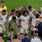 Los jugadores de la selección española escuchando las indicaciones de su entrenador Luis de la Fuente. (Fuente: 20 Minutos).