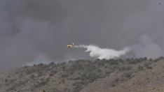 Helicóptero tratando de apagar el incendio en Almeria. FranciscoJ. Olmo/Europa Press.
